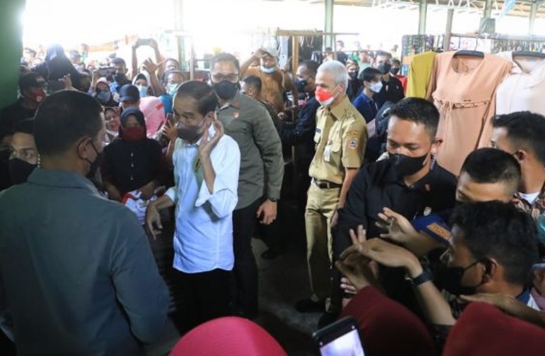 Presiden Jokowi dan Ganjar Pranowo di Pasar Tradisional Brebes membagikan BLT. (Ist).