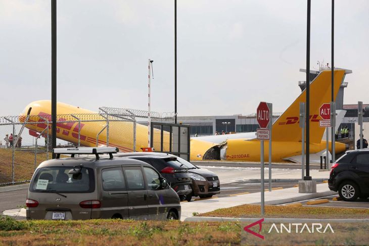 Pesawat Kargo DHL Terbelah Dua