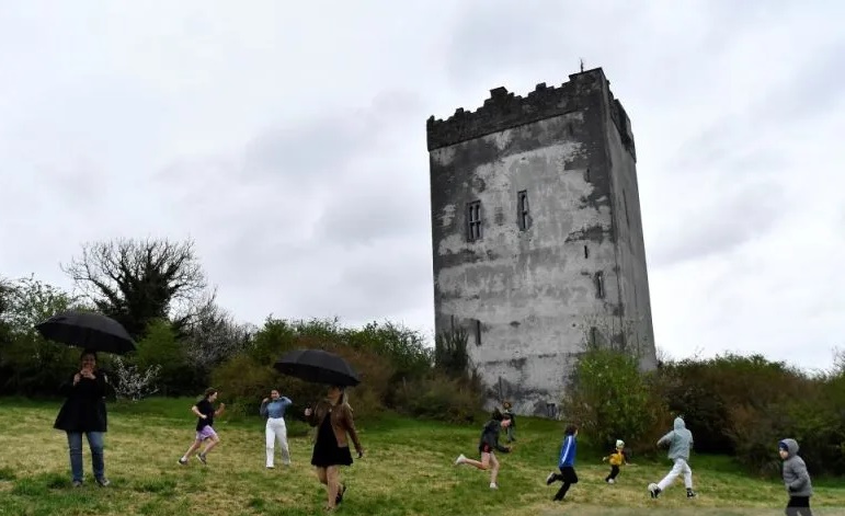 Kastil Ballindooley di Irlandia yang dihuni dua keluarga pengungsi Ukraina. (Istimewa).