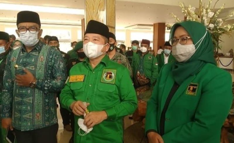Ade Munawroh Yasin sebagai Ketua DPW PPP Jawa Barat bersama Ketua Umum DPP PPP Suharso Monoarfa (tengah) dan Gubernur Jabar Ridwan Kamil pada acara di Cipanas, Cianjur, tahun lalu.
