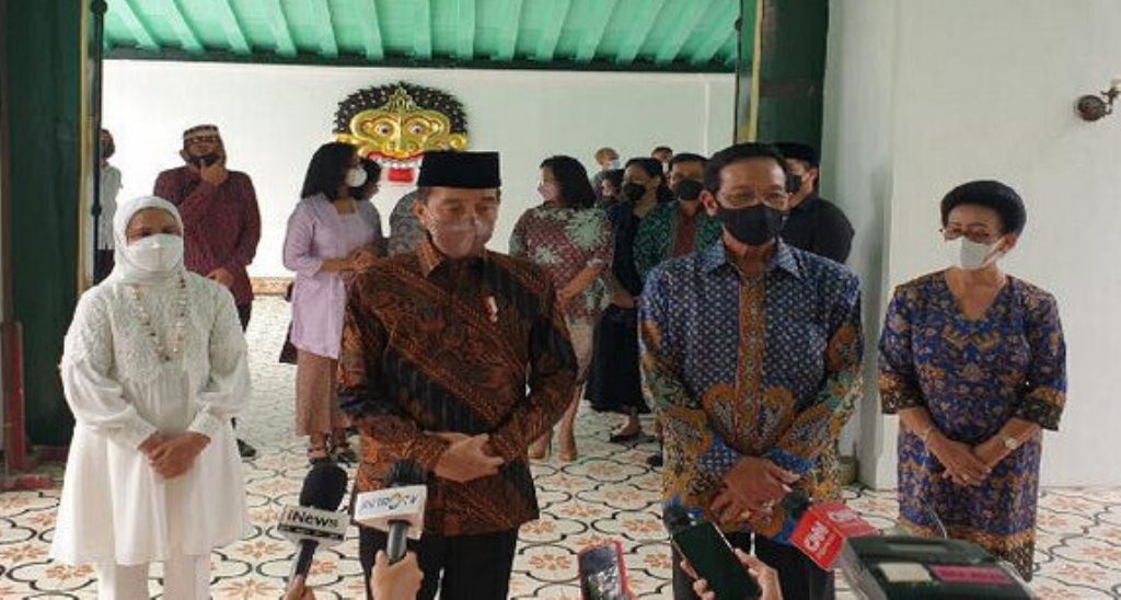 Presiden Jokob Widodo bersama Gubernur DIY Sri Sultan Hamengku Buwono X menjawab pertanyaan awak media di Keben Keraton Yogyakarta, Senin