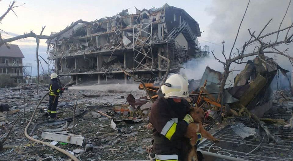 Personil darurat bekerja di dekat sebuah bangunan yang rusak setelah serangan militer, di Odesa, Ukraina, dalam gambar selebaran yang dirilis 9 Mei 2022.