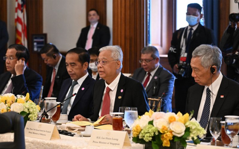 Perdana Menteri Malaysia Ismail Sabri Yaakob (kedua dari kanan) menghadiri pertemuan para pemimpin ASEAN dan perwakilan bisnis AS sebagai bagian dari KTT Khusus AS-ASEAN, di Washington, AS, 12 Mei 2022.