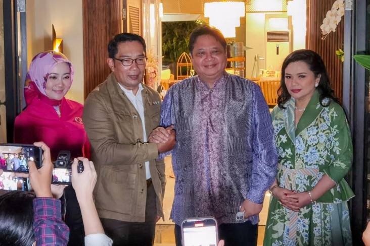 Ridwan Kamil (kedua dari kiri) bertemu Airlangga Hartarto (kedua dari kanan) di Widya Chandra, Jakarta, Minggu (15/5/2022)