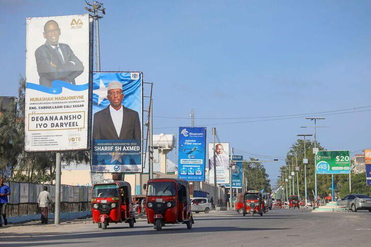 Spanduk pemilihan calon presiden Somalia terlihat di sepanjang jalan di Mogadishu, Somalia. 12 Mei 2022. 