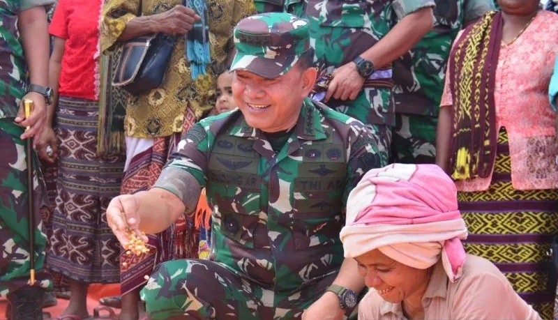 Kepala Staf TNI AD, Jenderal TNI Dudung Abdurachman, saat melakukan penanaman jagung secara simbolis bersama beberapa pejabat utama TNI AD di Oe Ola, Desa Silu, Kecamatan Fatuleu, Kabupaten Kupang, Nusa Tenggara Timur, Rabu (18/5/2022)