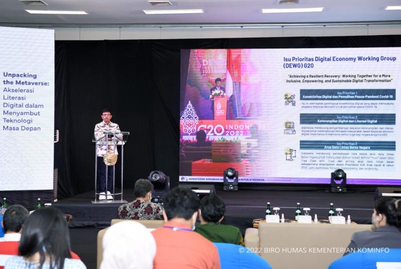 Menkominfo) Johnny G Plate saat menyampaikan Keynote Speech Unpacking the Metaverse: Akselerasi Transformasi Digital dalam Menyambut Teknologi Masa Depan yang berlangsung di Grha Sabha Pramana Universitas Gadjah Mada Yogyakarta, Rabu (18/5/2022).