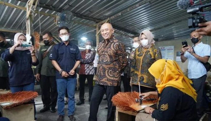 Menteri Koperasi dan UKM Teten Masduki saat melihat proses produksi produk home decor di Palm Craft Desa Pendowoharjo, Kabupaten Bantul, DIY, Kamis (19/5/2022).  (Ant)