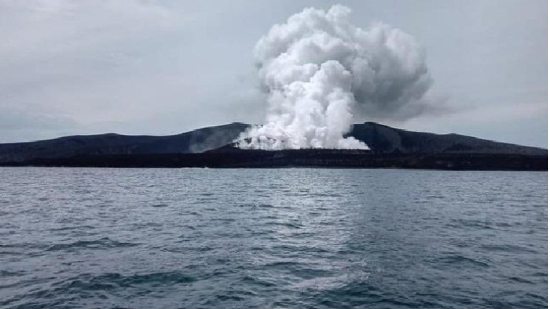 Kondisi Gunung Anak Krakatau ( GAK) di Perairan Selat Sunda ketika tidak tertutup  kabut 