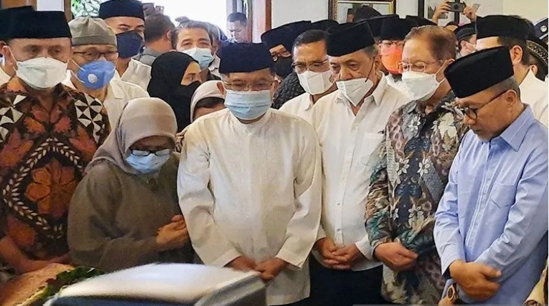 Mantan Wakil Presiden Jusuf Kalla bersama sejumlah tokoh politik lainnya melayat ke rumah duka Fahmi Idris di Mampang Prapatan, Jakarta Selatan, Minggu (22/5/2022)