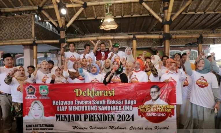 Sejumlah relawan Jaringan Wanita Nusantara Bekasi Raya mendeklarasikan dukungan kepada Sandiaga Uno untuk menjadi Presiden RI pada 2024