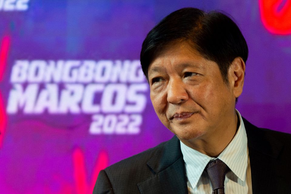 Presiden terpilih Filipina Ferdinand "Bongbong" Marcos Jr., putra mendiang diktator Ferdinand Marcos, menghadiri konferensi pers di markas besarnya di Kota Mandaluyong, Metro Manila, Filipina, 23 Mei 2022.