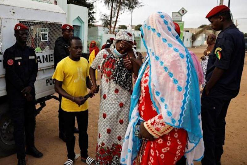 Seorang ibu menangis ketika berjalan keluar dari rumah sakit, di mana bayi yang baru lahir meninggal dalam kebakaran di bagian neonatal sebuah rumah sakit daerah di Tivaouane, Senegal, 26 Mei 2022