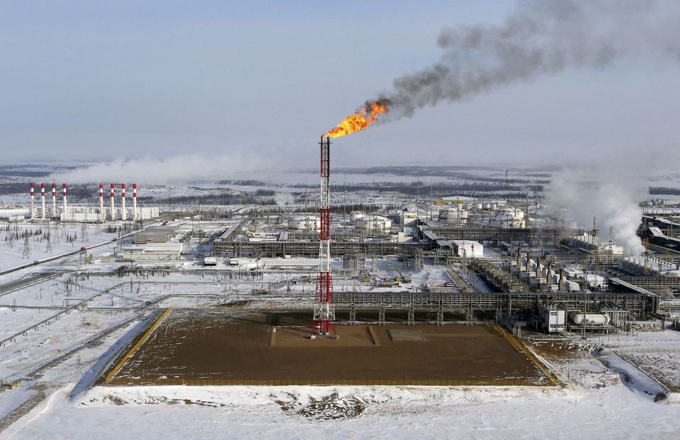Api menyala dari sebuah menara di ladang minyak Vankorskoye milik perusahaan Rosneft di utara kota Krasnoyarsk, Siberia, Rusia