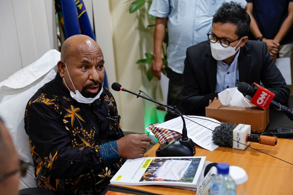 Gubernur Papua Lukas Enembe berbicara di samping Direktur Eksekutif Amnesty International Indonesia Usman Hamid dalam pertemuan di Jakarta, Indonesia, 27 Mei 2022, pemekaran provinsi hanya menambah masuknya orang luar ke Papua