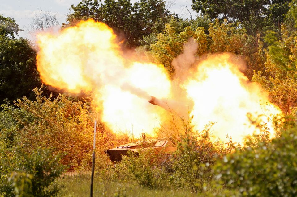 Asap mengepul di atas howitzer 2S1 Gvozdika milik pasukan pro-Rusia, yang menembakkan selongsong selebaran ke arah Sievierodonetsk 