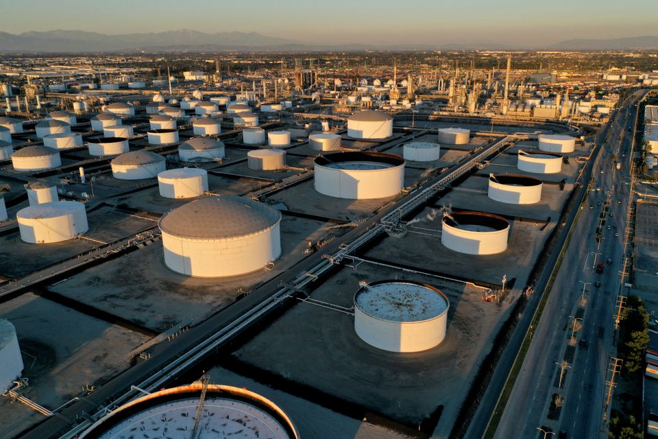 Tangki penyimpanan terlihat di Kilang Los Angeles Marathon Petroleum, yang memproses minyak mentah domestik & impor, di Carson, California, AS