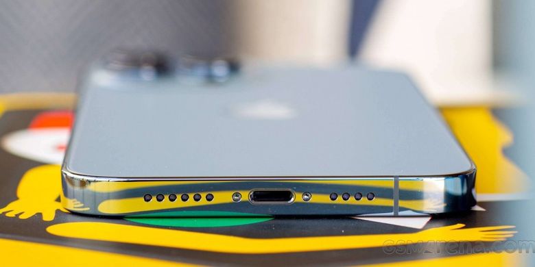 iPhone dengan USB Type-iPhone dengan USB Type-C