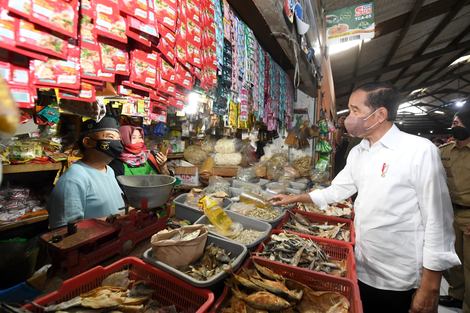 Presiden Jokowi blusukan ke Pasar Cibinong dan Pasar Gunung Batu, Bogor, Selasa (17/5/2022)