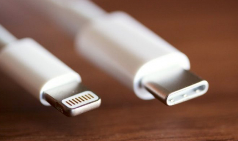 iPhone dengan USB Type-iPhone dengan USB Type-C