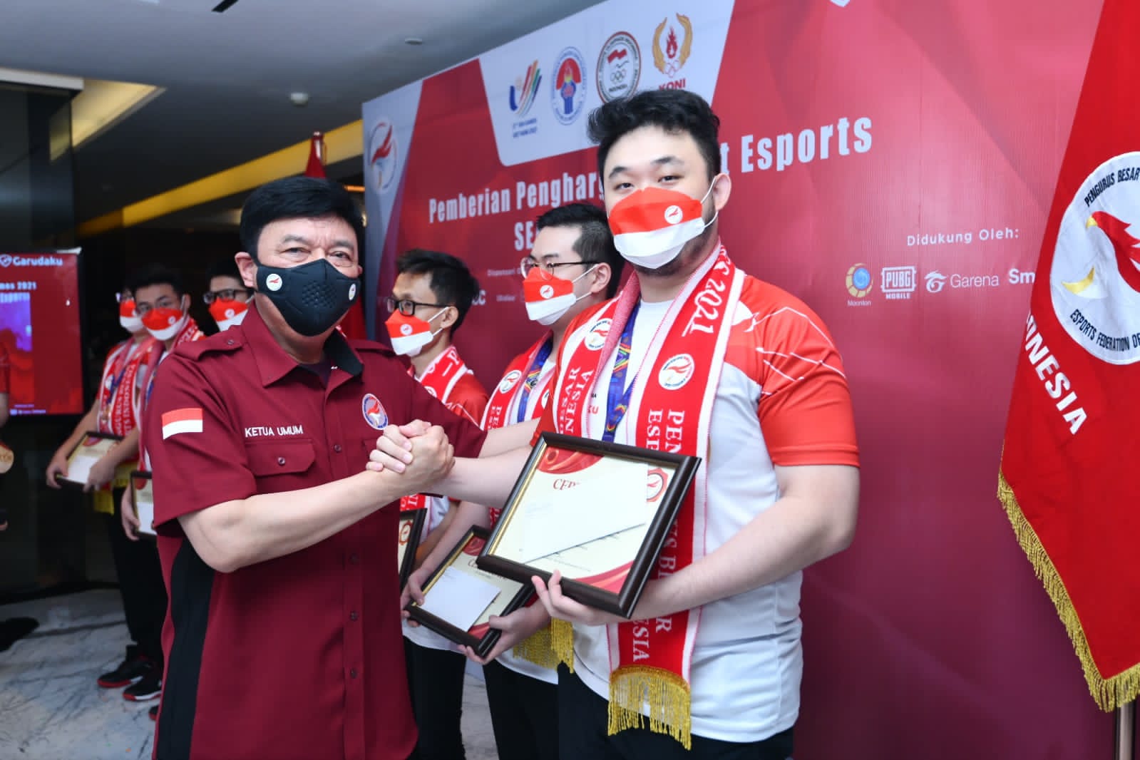 Ketua Umum  Pengurus Besar Esports Indonesia (PBESI), Budi Gunawan menyerahkan bonus kepada para atlet peraih medali pada ajang SEA Games Hanoi, Vietnam