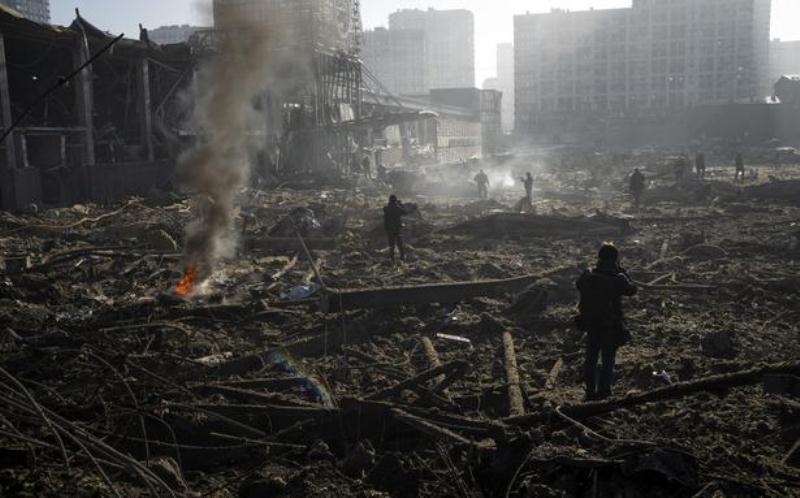 Pasukan Rusia menghancurkan segalanya dalam invasi ke Ukraina termasuk menghantam sebuah biara Ortodoks dan membakar gereja 