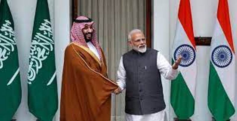 Putra Mahkota Jenderal Abu Dhabi Sheikh Mohammed Bin Zayed Al Nahyan (kiri) berjabat tangan dengan Perdana Menteri India Narendra Modi menjelang pertemuan di Hyderabad House di New Delhi, India