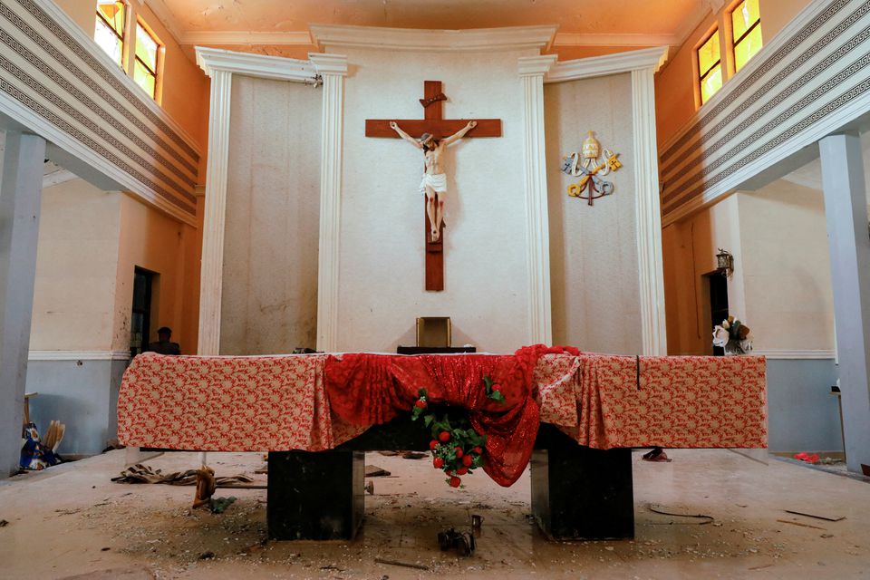 Pemandangan Gereja Katolik St. Fransiskus di mana para jemaah diserang oleh orang-orang bersenjata selama kebaktian Minggu, digambarkan di Owo