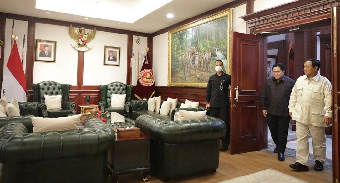 Menteri Pertahanan Prabowo Subianto menerima kunjungan Menteri BUMN Erick Thohir di Kantor Kementerian Pertahanan RI, Jakarta, Minggu (19/6/2022).