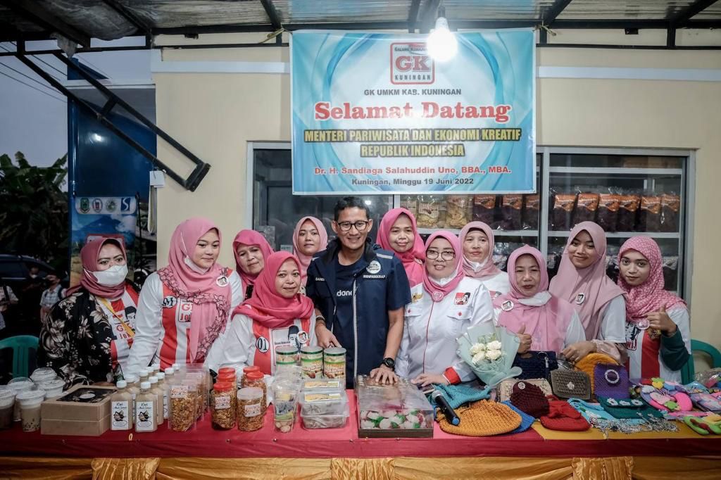 Menparekraf Sandiaga Uno saat meninjau UMKM di Galang Kemajuan Center, Kuningan, Minggu (19/6/2022)
