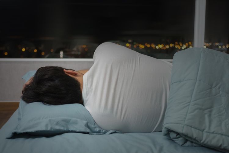 posisi tidur bagi penderita hernia