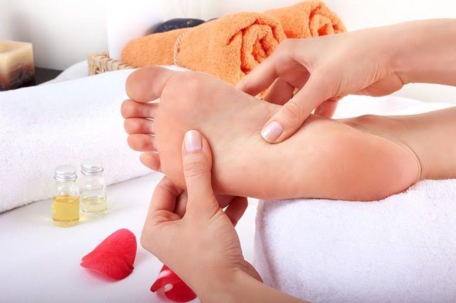 cara mengatasi telapak kaki pegal