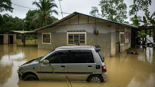 Mobil Melibas Genangan Banjir