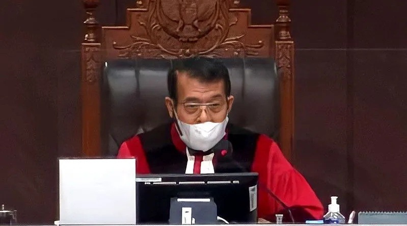 Hakim Konstitusi Anwar Usman ketika membacakan amar putusan Perkara 106/PUU-XVIII/2020 