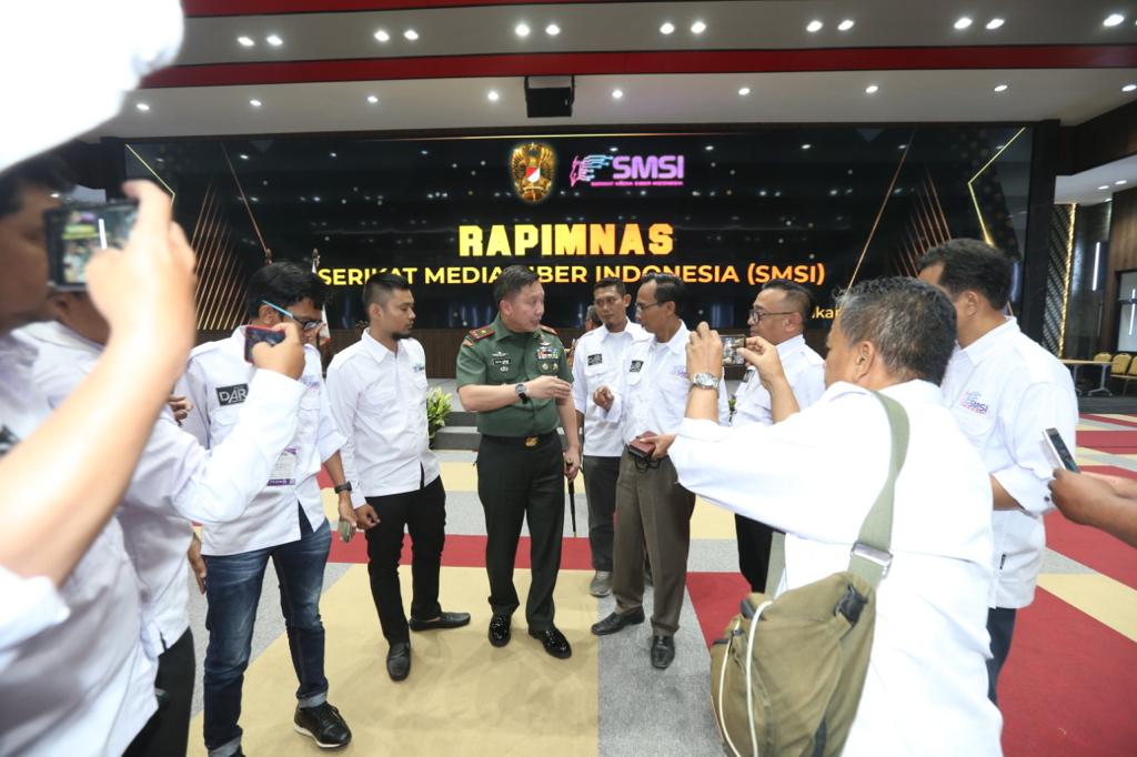 Komandan Pusat Sandi dan Siber TNI-Angkatan Darat Brigadir Jenderal TNI Iroth Sonny Edhie usai memberikan bimbingan teknis di depan para pimpinan Serikat Media Siber Indonesia (SMSI) dari seluruh provinsi di Indonesia