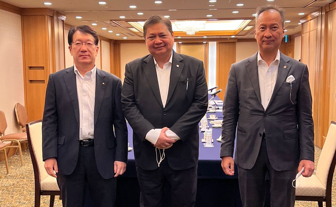 Menko Perekonomian Airlangga Hartarto didampingi Menteri Perindustrian Agus Gumiwang Kartasasmita bertemu CEO Mitsubishi Motor Company (MMC) Takao Kato di Tokyo Jepang, Selasa (26/7/2022)