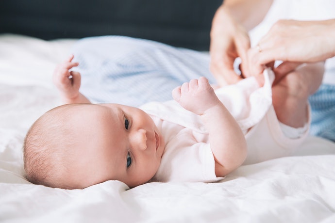 Cara mengatasi bayi rewel saat cuaca panas