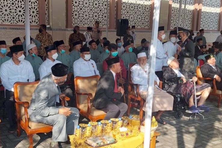 Menko PMK Muhadjir Effendy sedang berbincang dengan Pengasuh Ponpes Ngruki Ustadz Abu Bakar Ba’asyir di Pesantren Al-Mukmin Ngruki. (Anwar Hudijono/PWMU.CO)