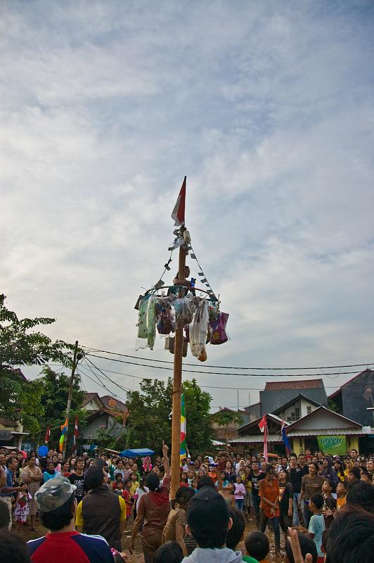 Panjat pinang merupakan salah satu lomba 17 Agustusan yang seru karena butuh kerja sama untuk mengatasi kelicinan agar tidak melorot terus
