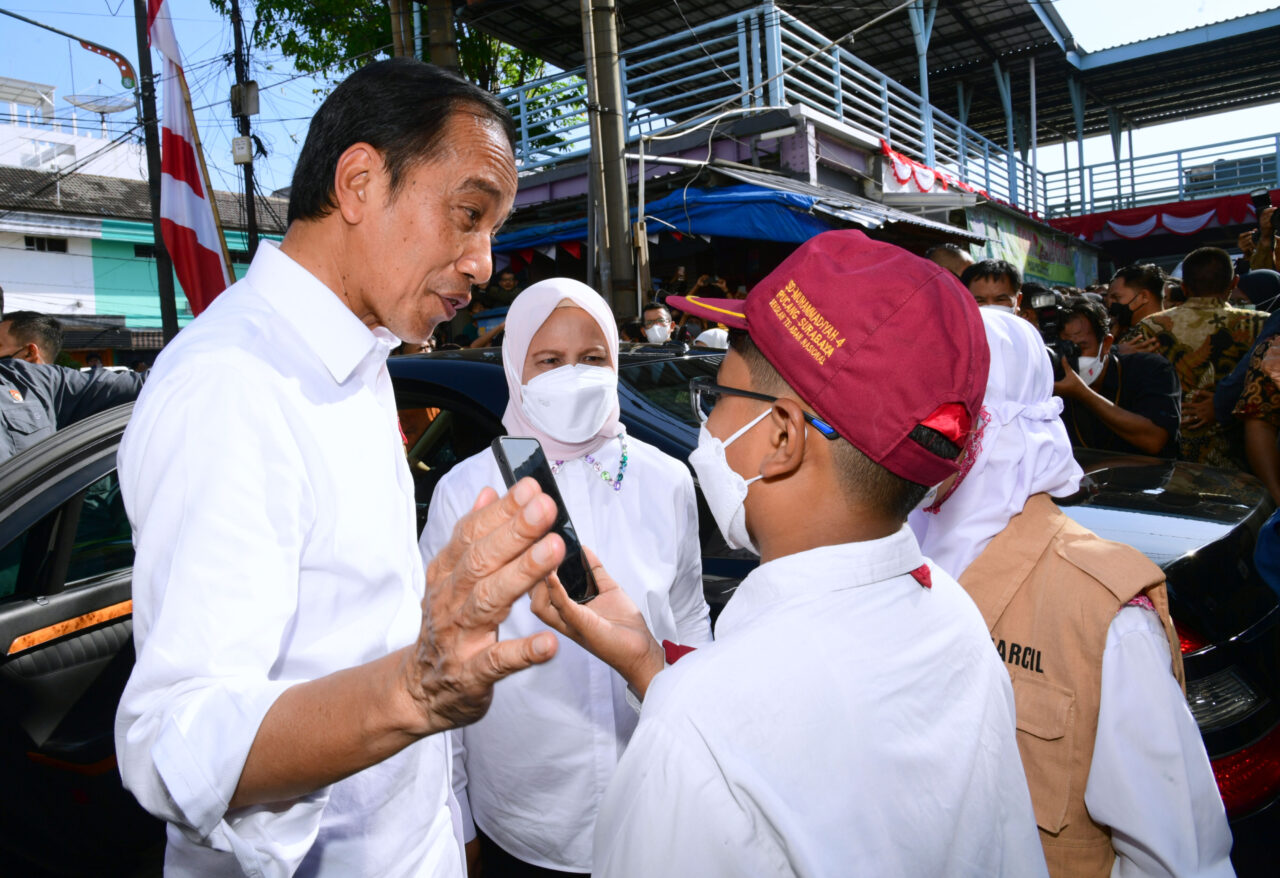 Presiden Jokowi dan Ibu Iriana diwawancara oleh dua wartawan cilik, Ifa dan Rafif di Pasar Pucang Anom, Kota Surabaya. Foto: BPMI Setpres/Muchlis Jr