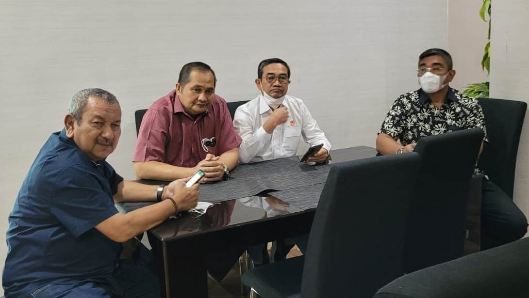 Sekum KONI Sumatera Utara Chairul Azmi Hutasuhut (kiri) dalam satu acara bersama para pelaku olahraga Sumut dan nasional