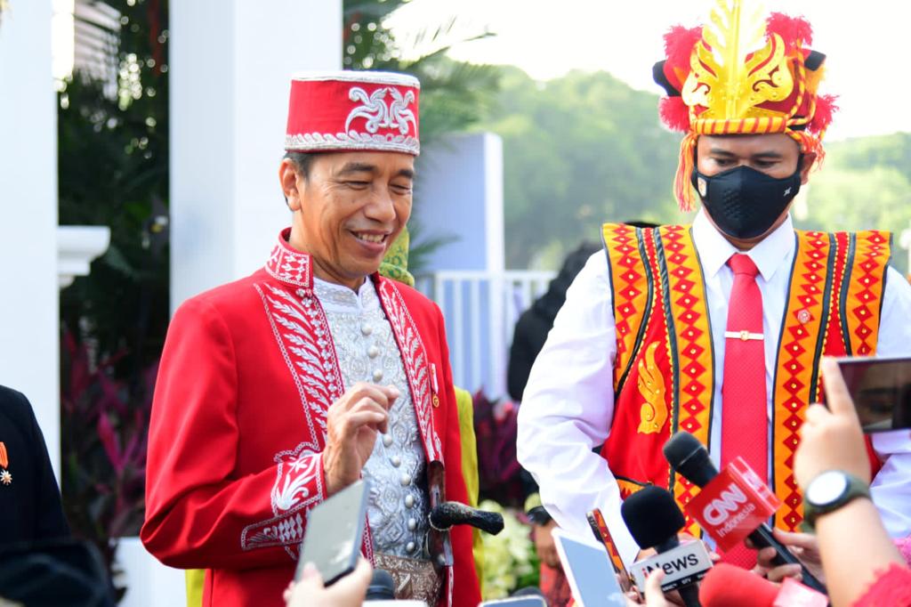 Jokowi Kenakan Baju Adat Buton Sultra