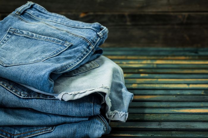 Cara menghilangkan bau pada celana jeans
