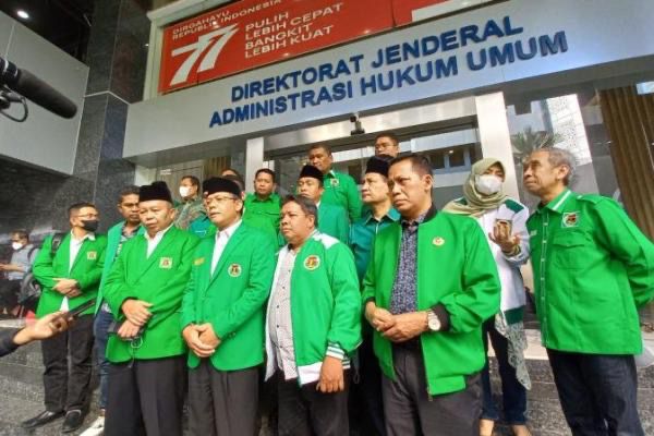 Plt Ketum PPP Mardiono (depan kedua dari kiri) setelah disahkan Kemenkumham menjamin Koalisi Indonesia Bersatu (KIB) tetap jalan terus 