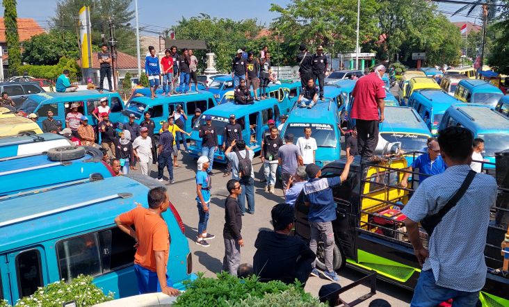 Ribuan Angkot di Karawang Tidak Beroperasi