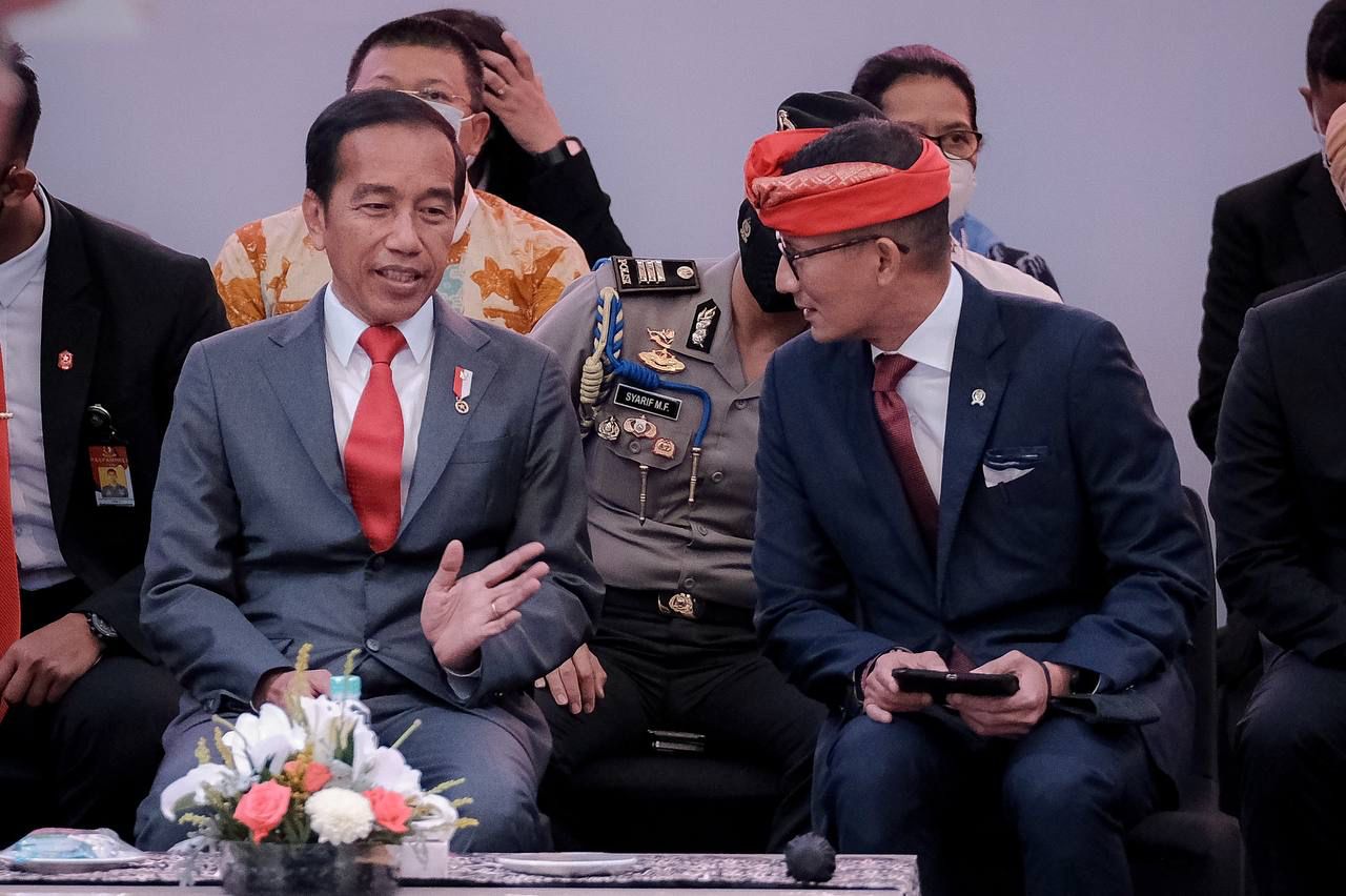 Presiden Joko Widodo berbicara kepada Menparekraf Sandiaga Uno pada acara pembukaan WCCE Tahun 2022 di Bali International Convention Center (BICC), Nusa Dua, Kabupaten Badung, Kamis (6/10/2022)