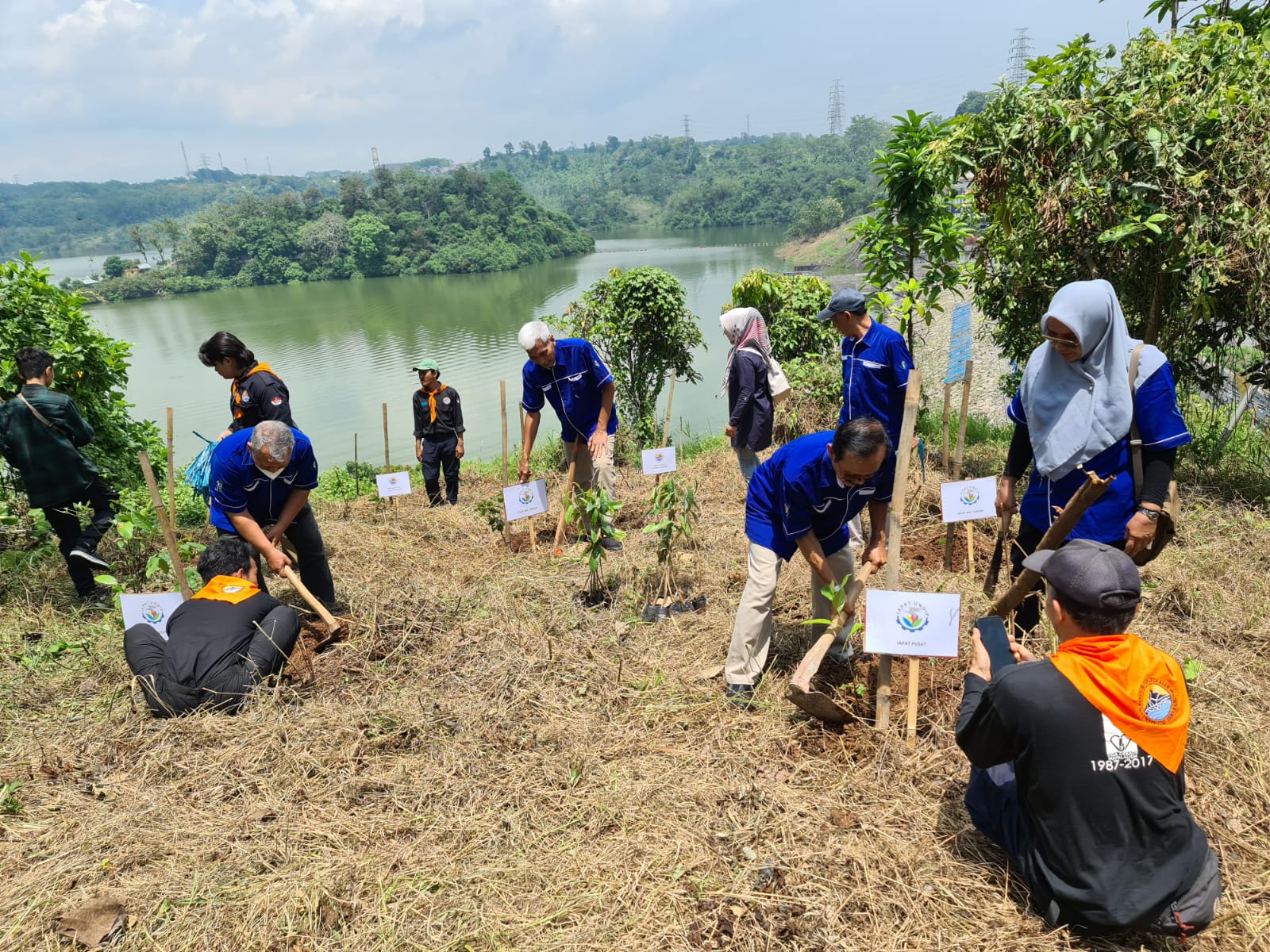 Dewan Penasihat IAPAT Soewondo dan Agus Muldiyanto dari DPD IAPAT Wilayah Tengah bersama sejumlah perwakilan alumni ketika menanam pohon buah-buahan di Kawasan Waduk Jatibarang, Gunungpati, Semarang, Sabtu (8/10/2022).