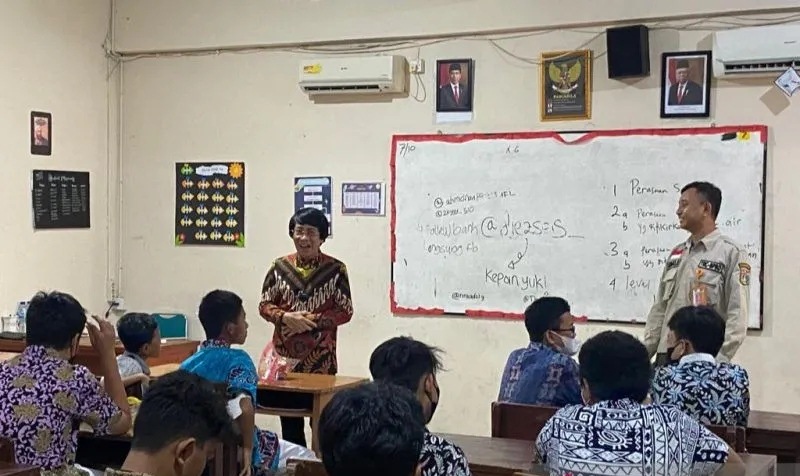 Ketua Lembaga Perlindungan Anak Indonesia (LPAI) Seto Mulyadi melakukan penyembuhan trauma terhadap siswa Madrasah Tsanawiyah Negeri (MTsN) 19 di Madrasah Aliyah Negeri (MAN) 11, Jakarta, Kamis (13/10/2022)