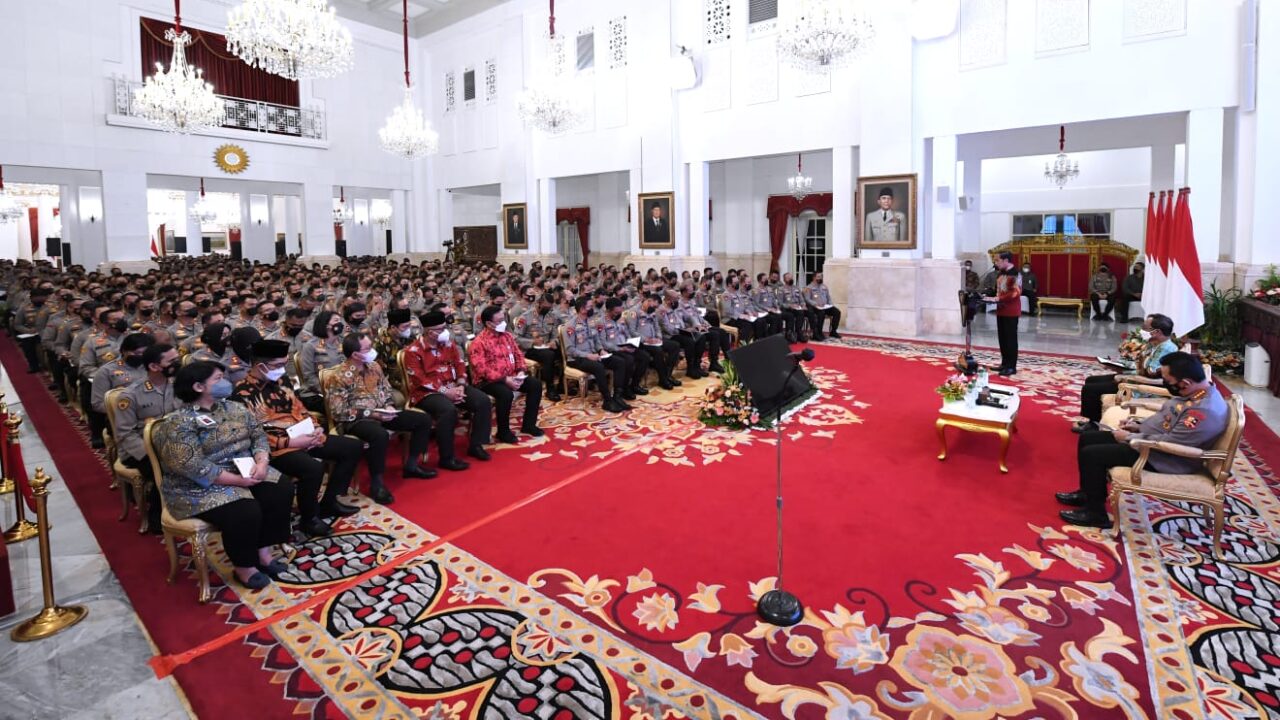 Presiden Joko Widodo memberikan pengarahan kepada jajaran Kepolisian Negara Republik Indonesia (Polri), mulai dari para pejabat utama Mabes Polri, kepala kepolisian daerah (kapolda), hingga kepala kepolisian resor (kapolres) seluruh Tanah Air di Istana Negara, Jakarta, pada Jumat, 14 Oktober 2022. (BPMI Setpres/Lukas)