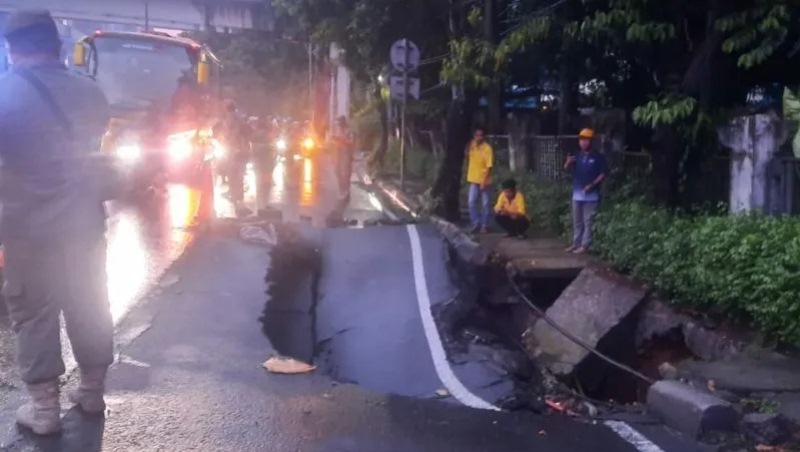 Kondisi bagian jalan yang amblas di Jalan RA Katini,Cilandak Barat, Jakarta, Sabtu (15/10/2022).